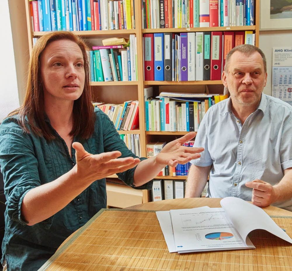 Die Suchtberater Annett Völzke und Markus Reiß versuchen, ihren Klienten neue Perspektiven aufzuzeigen.