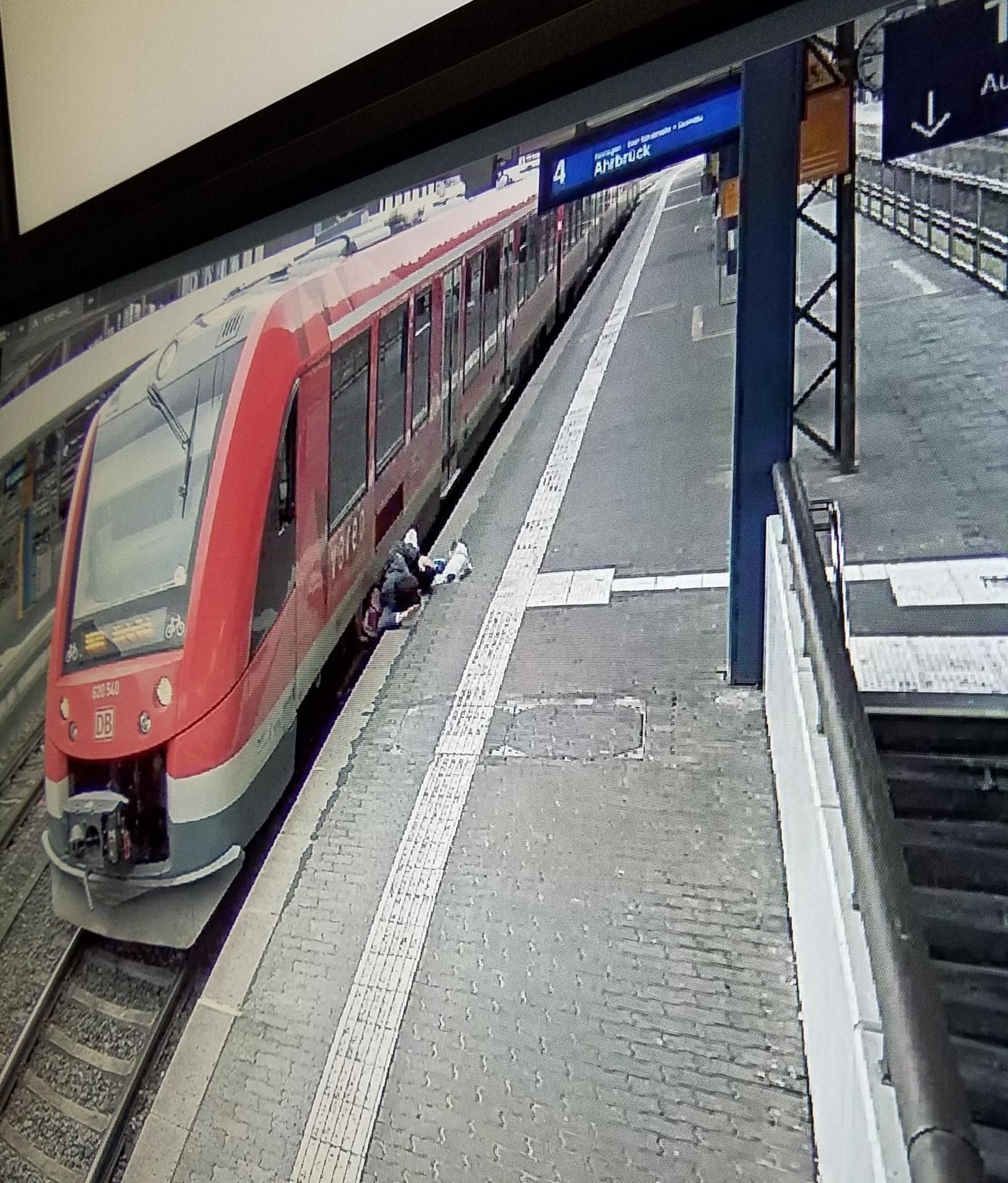 Der betrunkene Mann rannte neben der anfahrenden Bahn her und stürzte dann zwischen Zug und Bahnsteigkante.