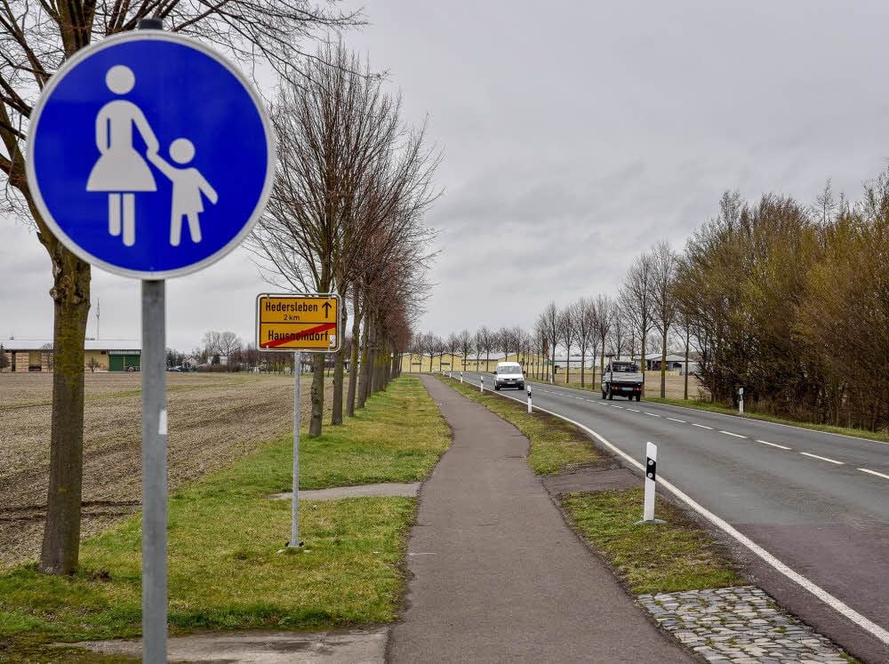 Von Hausneindorf nach Hedersleben müssen Radler auf die Straße.