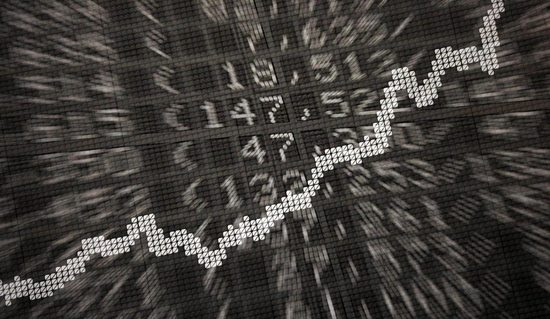 Die große Anzeige in der Börse in Frankfurt am Main zeigt die Dax-Kurve und verschiedene Börsenkurs.