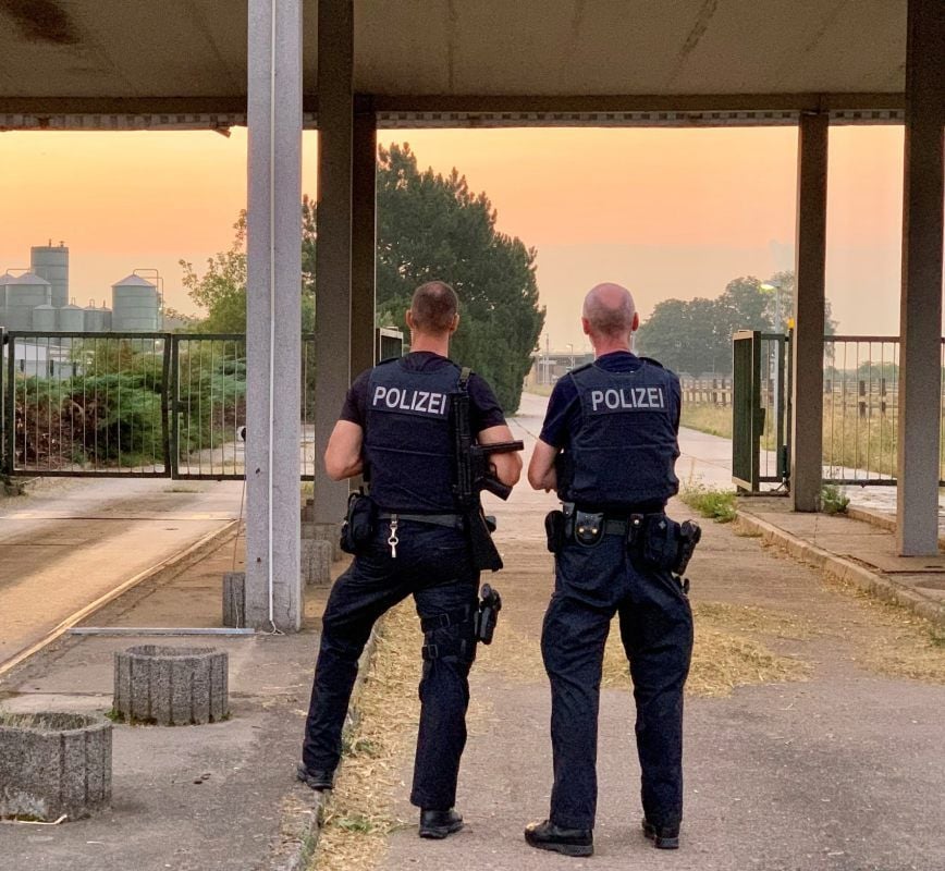 Am Dienstagmorgen hatte die Bundespolizei die Schweinemastanlage in Braunsbedra abgeriegelt. Innen wurden Gebäude durchsucht.