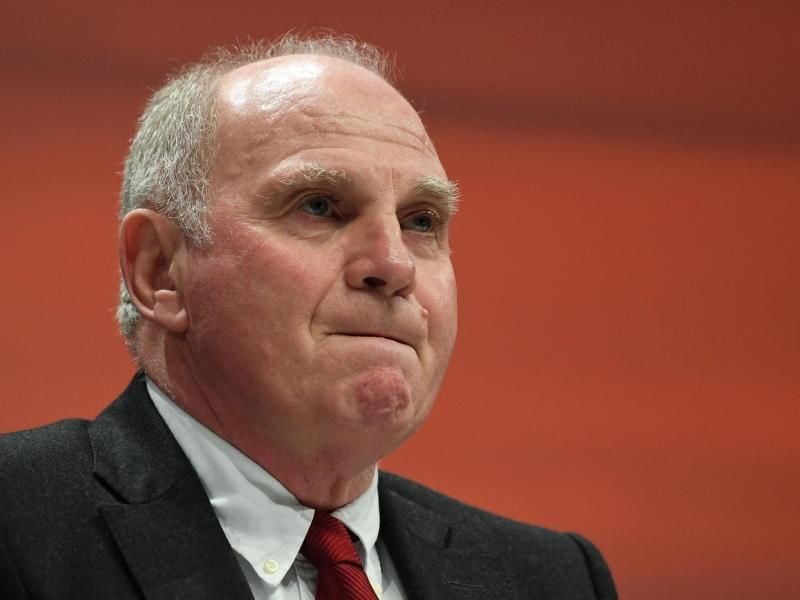 Sichtlich gerührt reagiert Uli Hoeneß auf seine Begrüßung bei der Jahreshauptversammlung des FC Bayern München. Foto: Sven Hoppe/dpa
