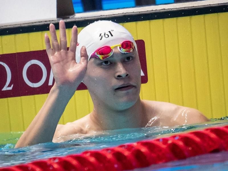Hat über 400 Meter Freistil gewonnen: Sun Yang aus China winkt nach seinem Rennen. Foto: Bernd Thissen