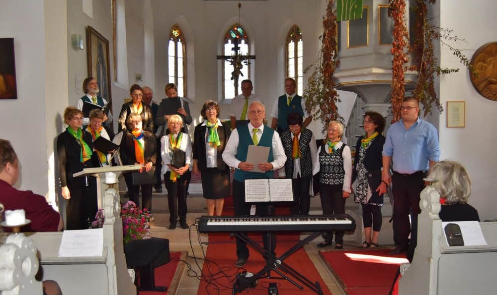 25 Jahre Lindenchor Kirchscheidungen: Vereinsvorsitzender Willi Ideler (M.) begrüßt die Gäste.
