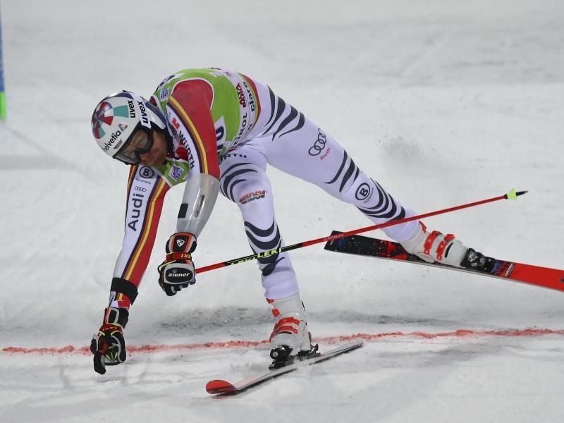 Rechnet sich etwas im Parallel-Riesenslalom aus: Stefan Luitz. Foto: Alessandro Trovati/AP/dpa