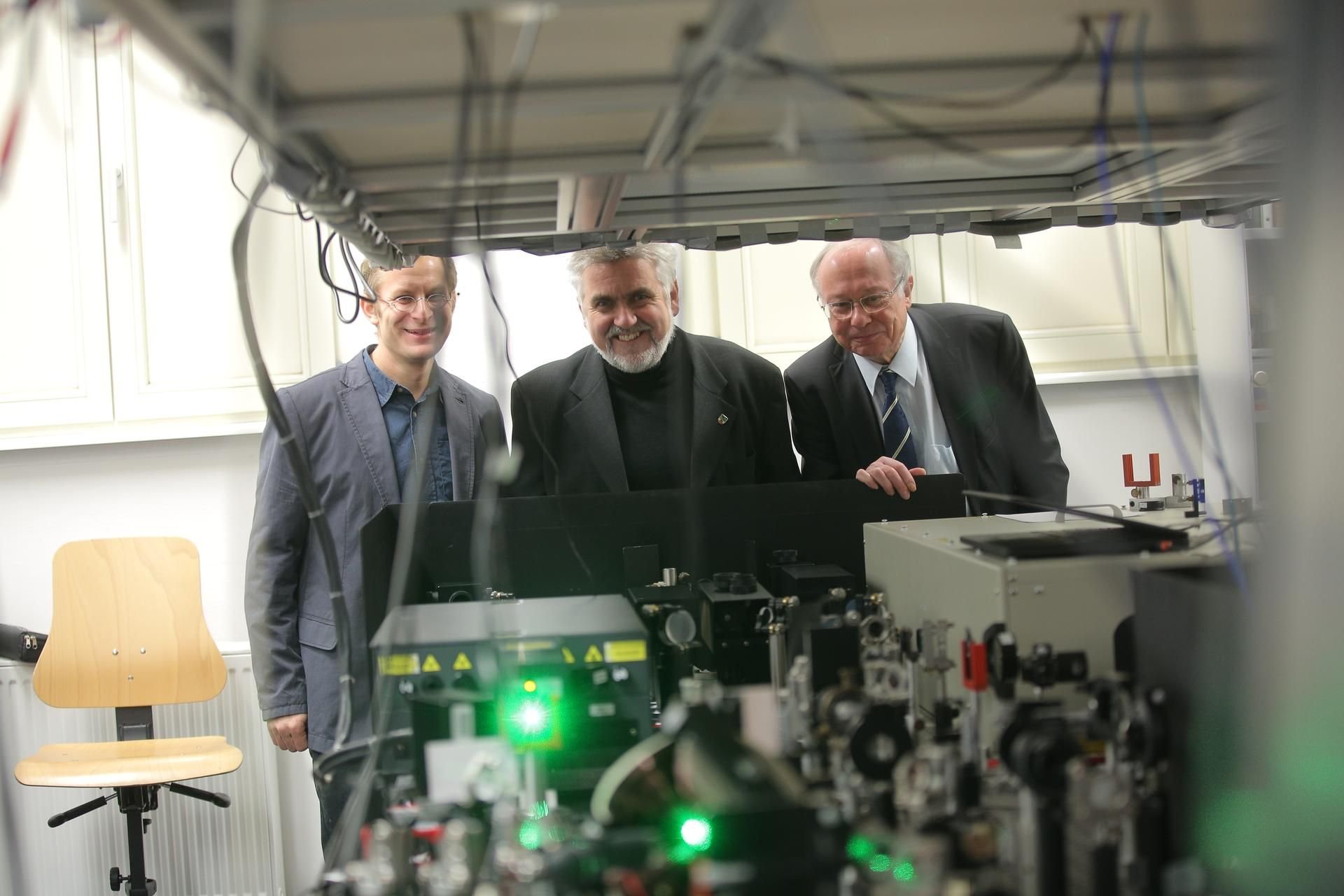 Georg Woltersdorf (links) erklärt Minister Armin Willingmann und Rektor Udo Sträter die neue Anlage.