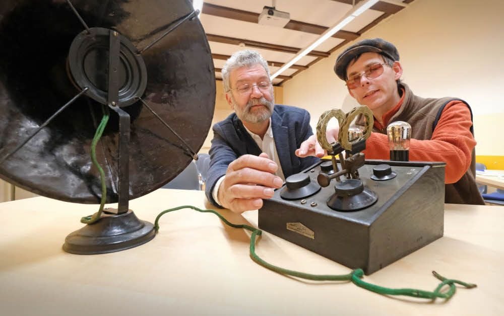 Uwe Holz und Robert Latzel vor dem DV2A. Würden Sender noch analog ausstrahlen, könnte man glatt etwas empfangen.