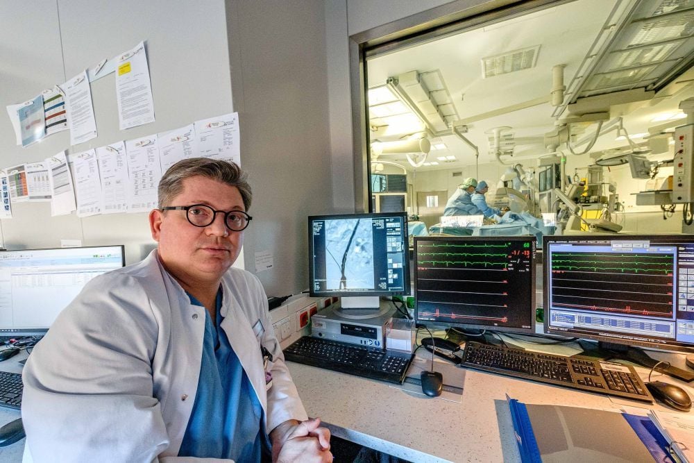 Dr. Robert Flieger, Direktor der Klinik für Kardiologie am Mediclin-Herzzentrum Coswig, im Hybrid-Katheterlabor.