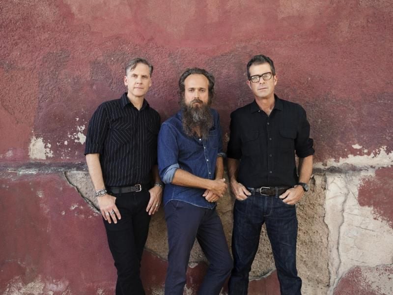 Sam Beam (M), John Convertino (r) und Joey Burns haben „Years to Burn” in wenigen Tagen in Nashville eingespielt. Foto: Piper Ferguson/CitySlang