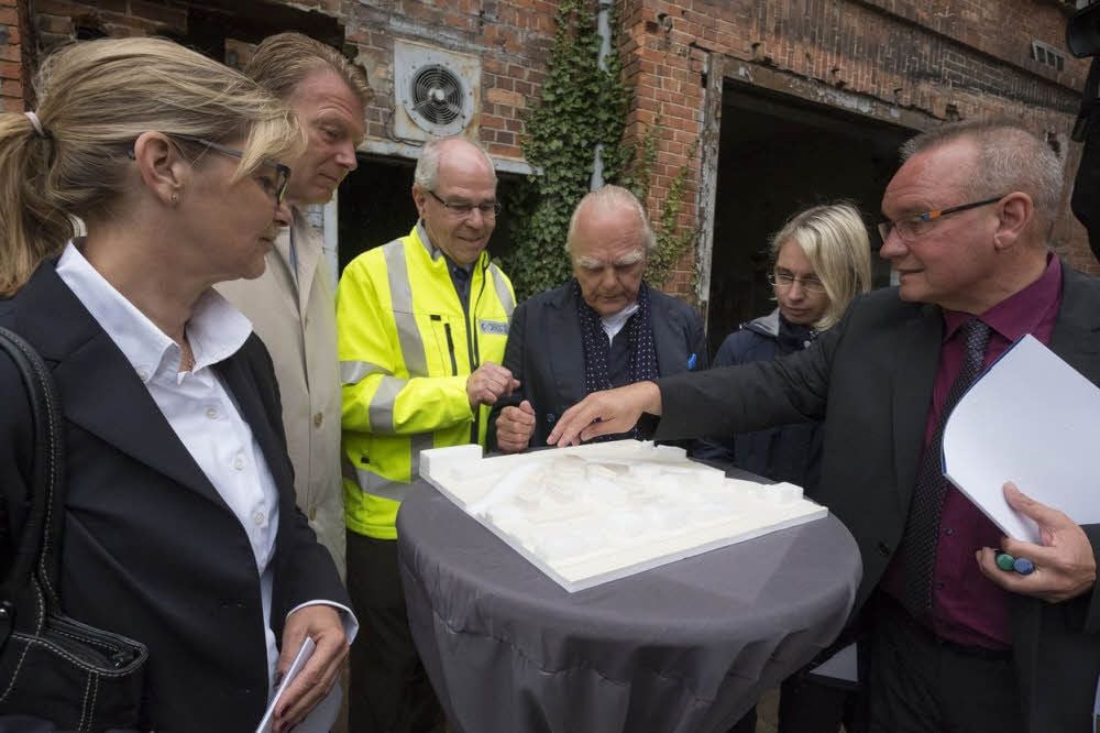 Architekt Holger Schmidt (4. v. l.) präsentierte sein Modell des Areals unter anderem Oberbürgermeister Frank Ruch (r.).