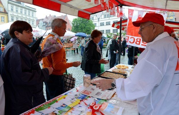 Auf dem Naumburger Marktplatz wird es auf dem 1. Mai Informationsstände, ein buntes Programm sowie den großen Blumenmarkt geben.