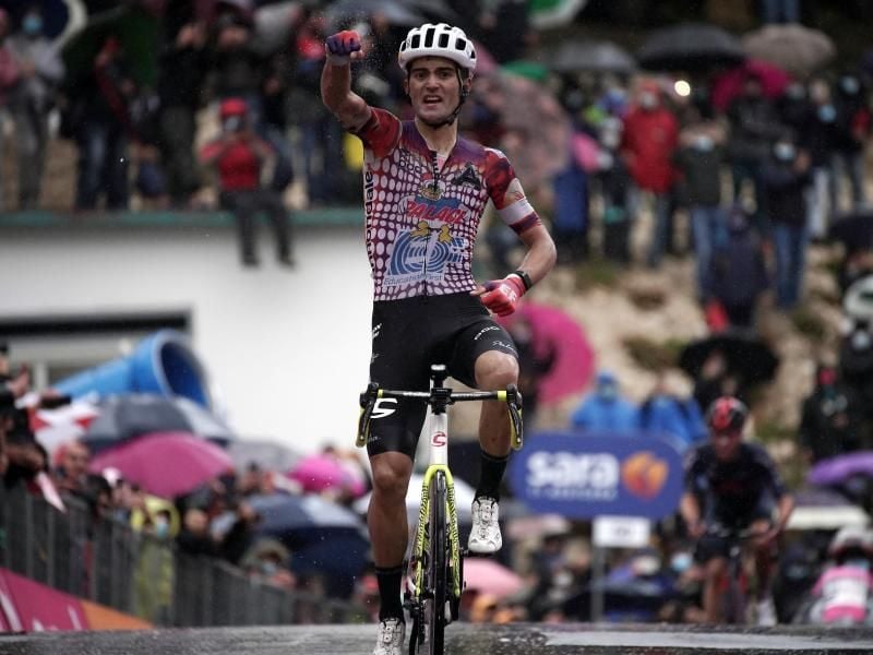 Der Portugiese Ruben Guerreiro vom Team EF Pro Cycling bejubelt seinen Etappensieg. Foto: Gian Mattia D'alberto/LaPresse via ZUMA Press/dpa