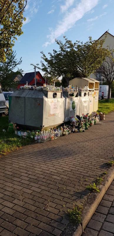 Leere Flaschen und Gläser türmten sich an vielen Sammelstellen in der Region, wie hier in der Thomas-Müntzer-Straße in Weißenfels.