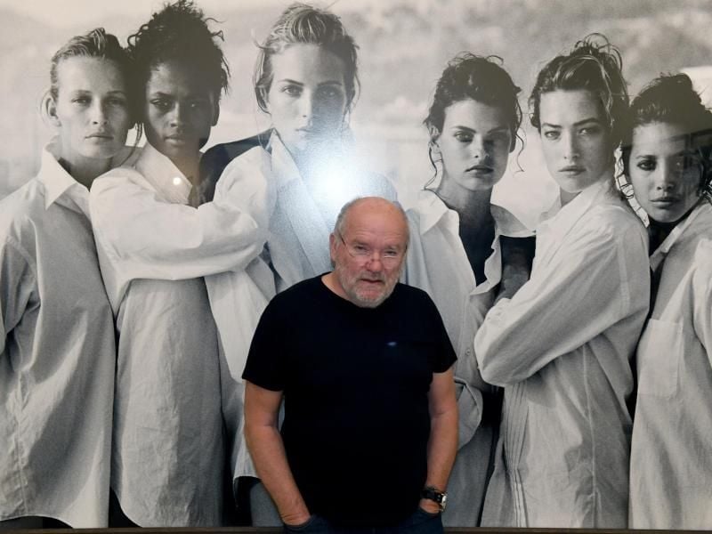 Peter Lindbergh in der Ausstellung "Peter Lindbergh - From fashion to reality" vor seinem Foto "White Shirts (Class of '88) in der Hypo Kunsthalle. Foto: Felix Hörhager