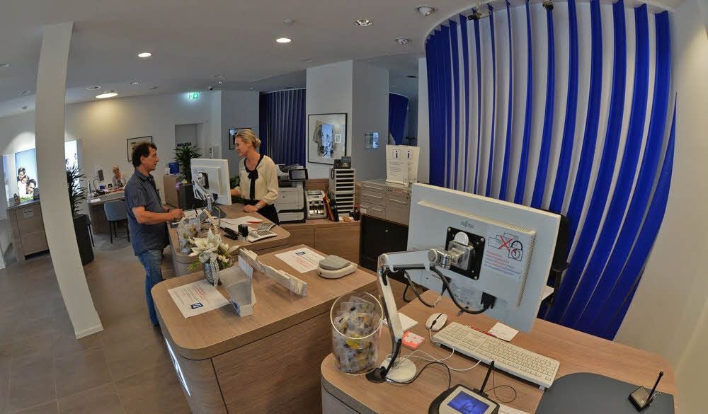 Filialdirektorin Sandy Blauwitz im Kundengespräch.