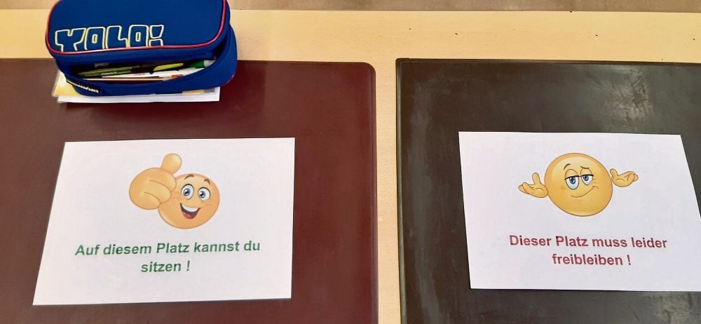 Schulstart während der Corona-Krise: Ein Blick auf den Tisch genügt, und die Kinder wissen, auf welcher Seite sie Platz nehmen dürfen.