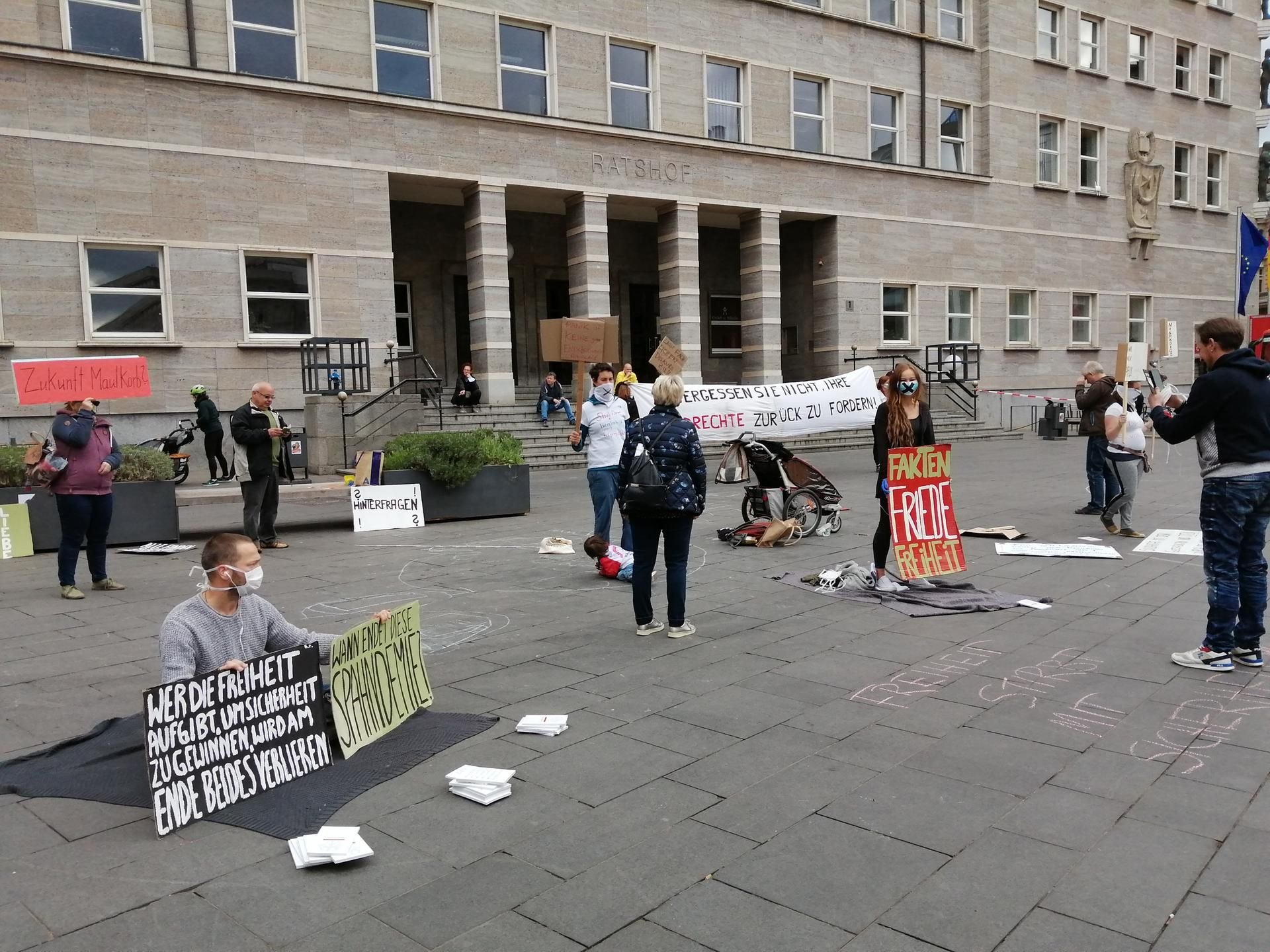 Die Demonstranten in Halle hielten weitgehend Sicherheitsabstand.