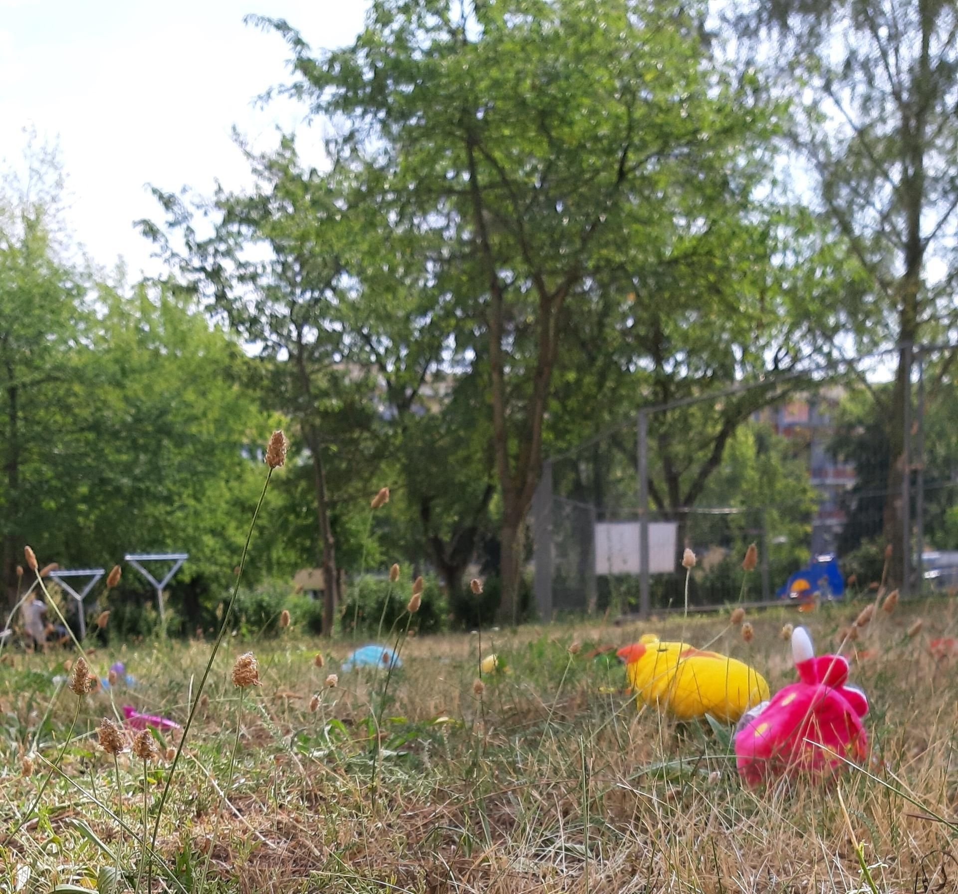 In Stendal ist am Montagmittag ein 18 Monate altes Kleinkind von einem Balkon gestürzt.