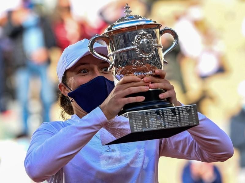 Gewinnerin Iga Swiatek hält ihre Trophäe in den Händen. Foto: Martin Bureau/AFP/dpa