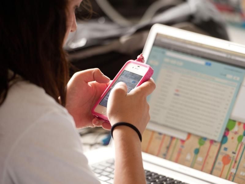 Arbeitnehmer sollten mit ihrem Chef absprechen, inwieweit sie ihr privates Smartphone während der Arbeitszeit nutzen dürfen. Foto: Sebastian Kahnert