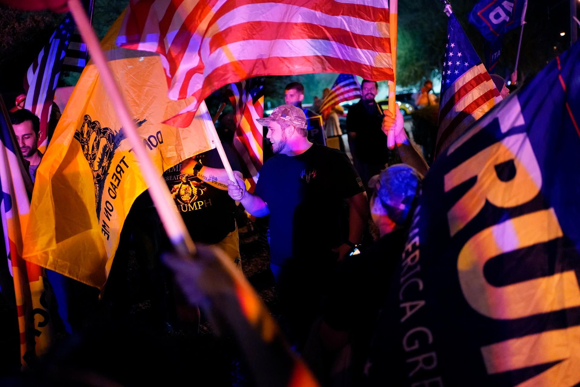Unterstützer von US-Präsident Trump protestieren gegen die Abstimmung im Bundesstaat Nevada vor der Wahlbehörde von Clark County.