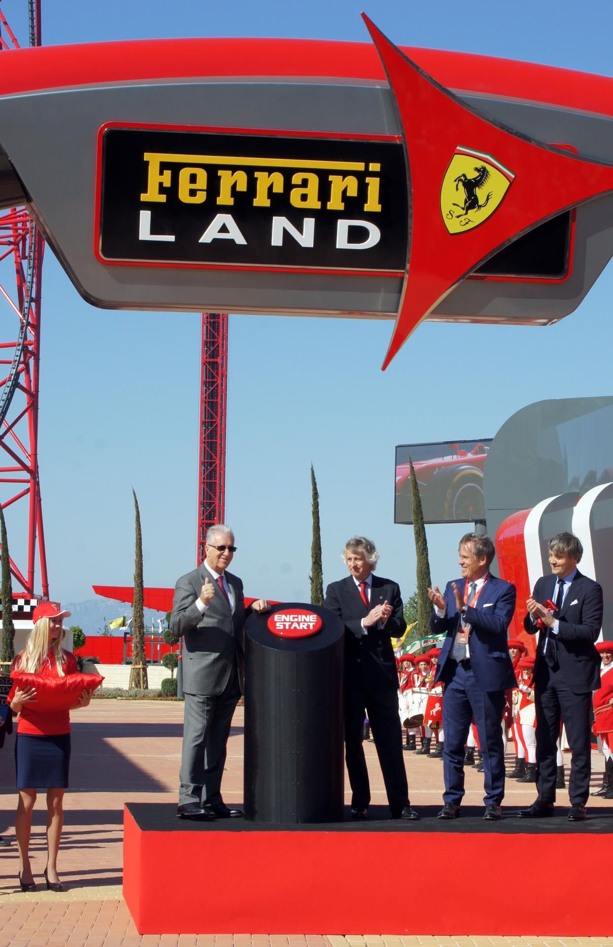 Der Sohn von Enzo Ferrari, Gründer des italienischen Traditionsunternehmens, eröffnete den ersten europäischen Themenpark dieser Art.