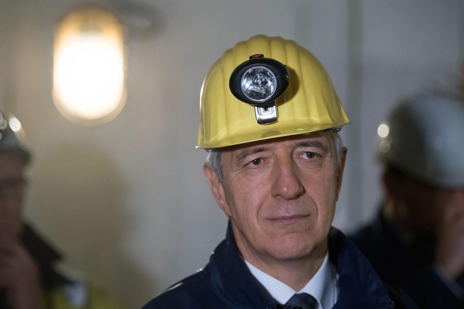 Sachsens ehemaliger Ministerpräsident Stanislaw Tillich (CDU) mit Schutzhelm und Grubenlampe. Tillich wird Vorsitzender des Mibrag-Aufsichtsrates.
