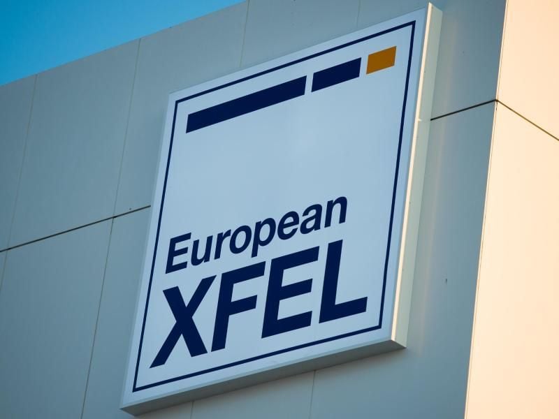 Das Logo „European XFEL” an einem Gebäude des Forschungszentrums. Foto: Christophe Gateau/Archiv
