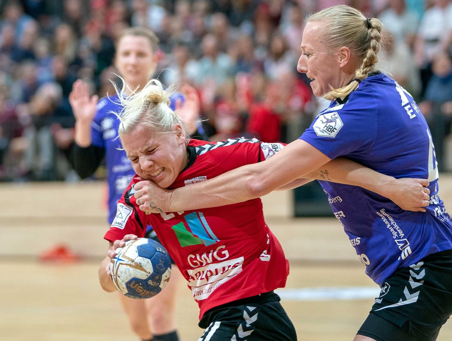 Wildcats-Rückraumspielerin Sophie Lütke (l.) im Zweikampf mit Sabine Heusdens (r.).