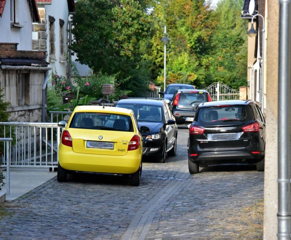 Durch parkende Fahrzeuge wird es eng in der Straße am Floßgraben. Deswegen soll jetzt dort das Parkverbot durchgesetzt werden.