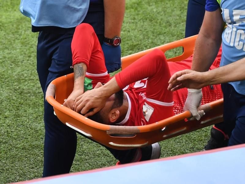 Der Tunesier Dylan Bronn wird verletzt vom Spielfeld getragen. Foto: Federico Gambarini