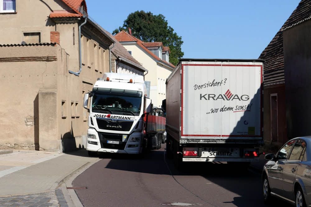 In Belleben wird es eng: Lastwagen kommen nur aneinander vorbei, wenn sie den Gehweg mitbenutzen.