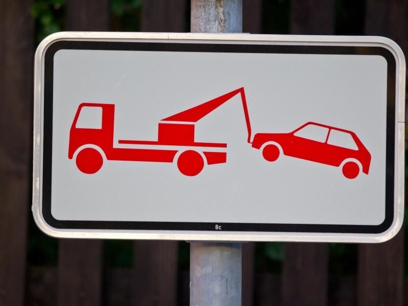 Konsequenzen: Ein Schild weist darauf hin, dass falsch geparkte Pkws abgeschleppt werden. Foto: Daniel Karmann (Archiv)