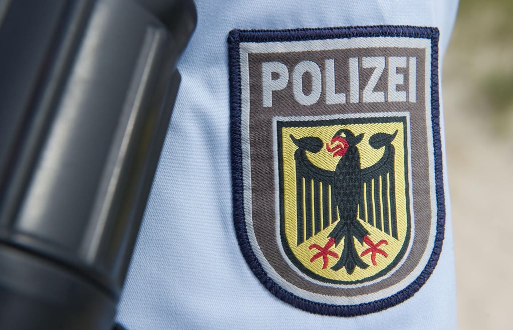 In einem Regionalzug hat ein 31 Jahre alter HFC-Fan einen minderjährigen Nachwuchsspieler des 1. FC Magdeburg bedroht. Am Bahnhof wartete dann die Bundespolizei auf den Mann.