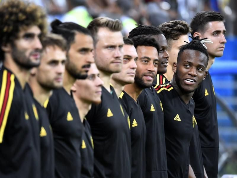 Der Belgier Michy Batshuayi (2.v.r.) steht mit Teamkollegen vor Spielbeginn an der Bank. Foto: Dirk Waem/BELGA