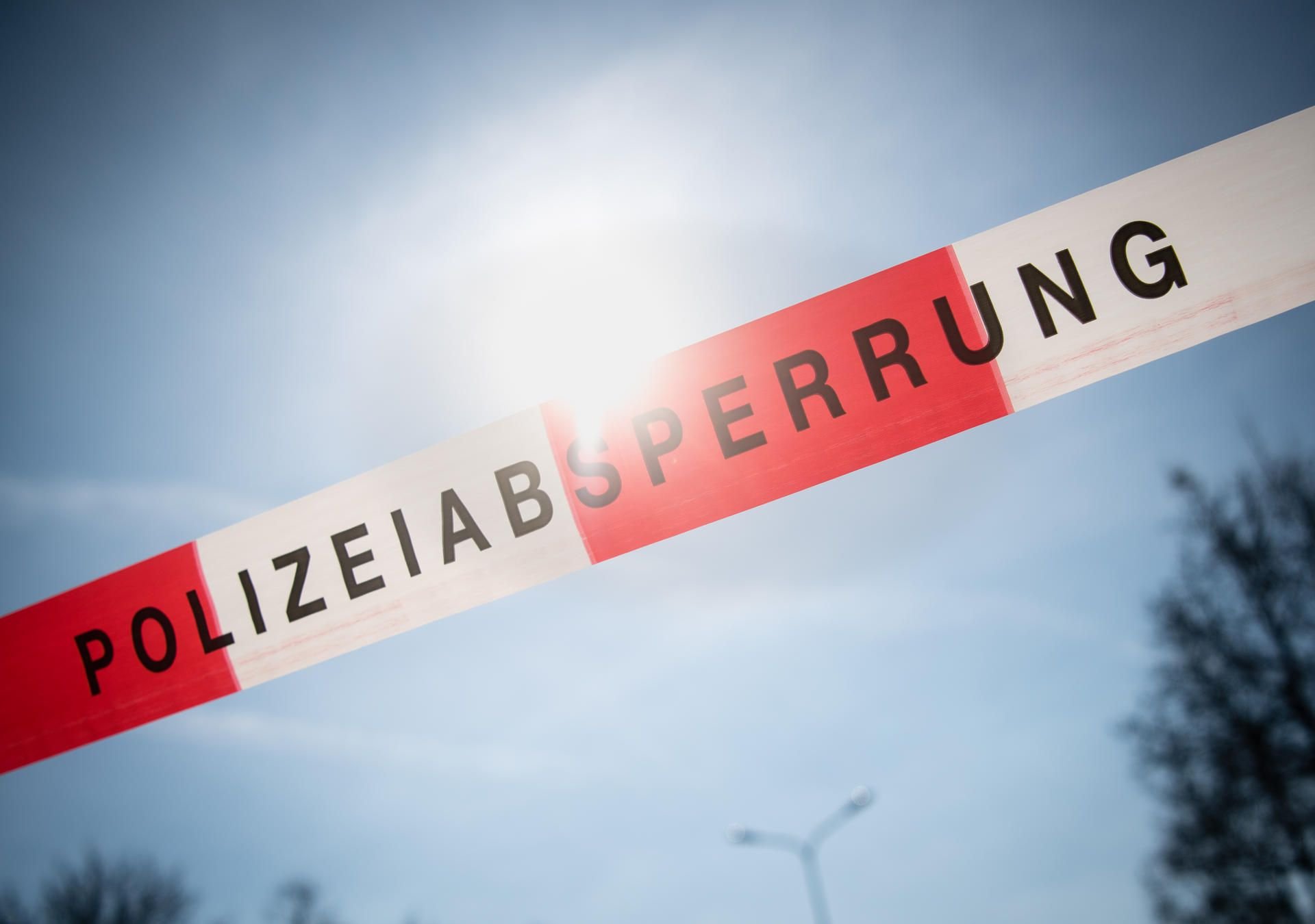 In Bayern ist eine Frau vor einem Supermarkt niedergestochen worden.