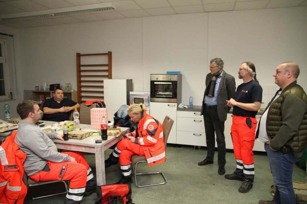 Amtsleiter Frank Schröder (r.) und Vize-Landrat Dieter Engelhardt sind vor Ort. Mit Leiter Witold Rappert und den Mitarbeitern besprechen sie die Aufgaben.