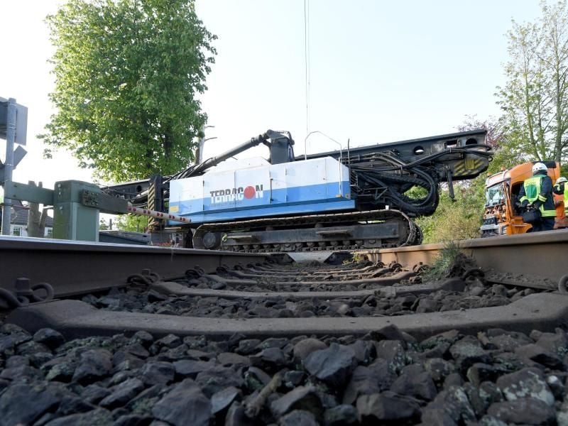 Ein mit einer Ramme beladener Sattelzug steht nach der Kollision mit einem Zug auf einem Bahnübergang. Foto: Carsten Rehder
