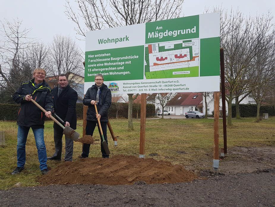 Torsten Pohl vom Abwasserbetrieb der Stadt, Bürgermeister Andreas Nette und WBQ-Chef Jörg Rolle (v.l.) starten den Bau des neuen Wohnparks.