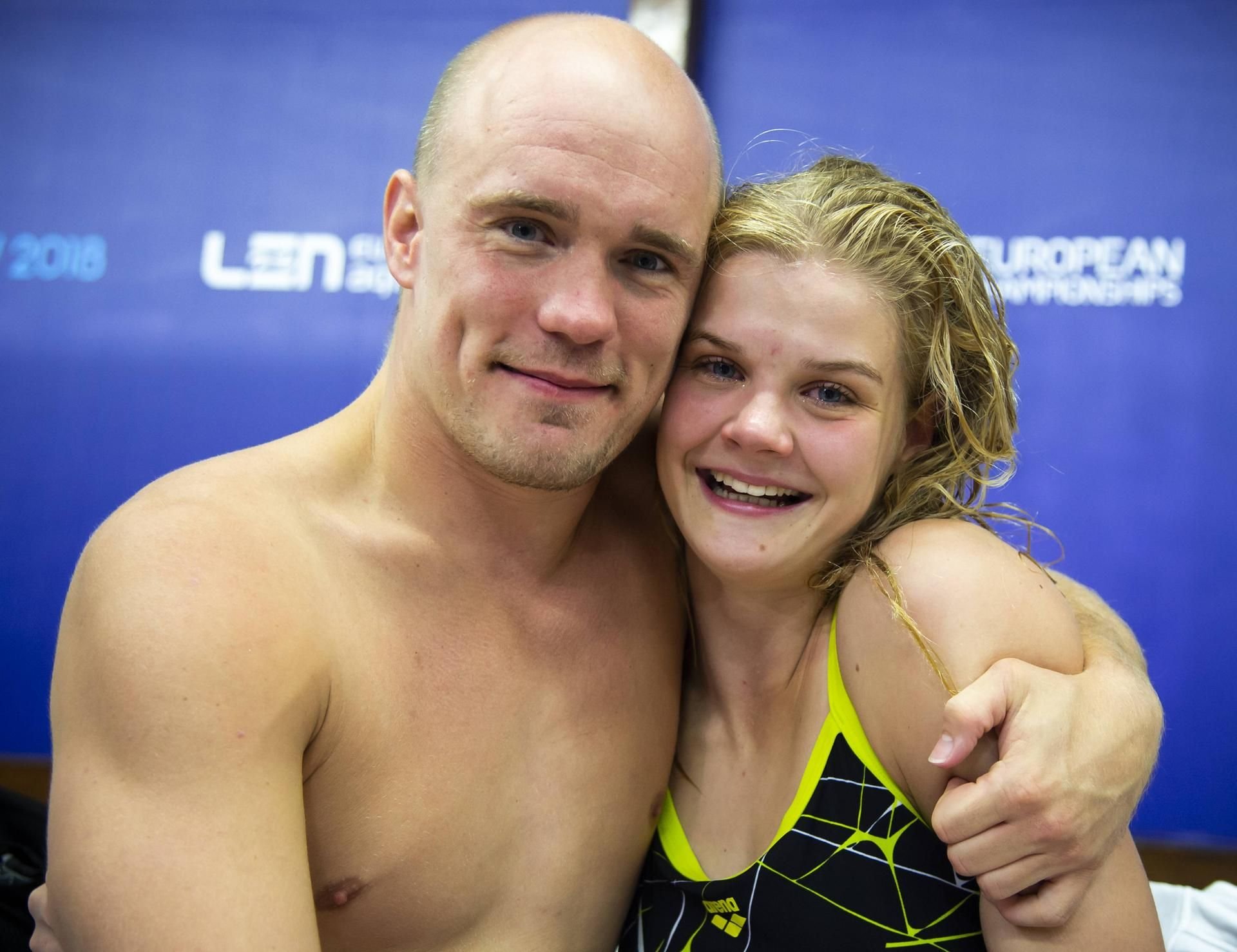 Im Mixed-Wettbewerb springt Florian Fandler in Rostock mit Christina Wassen.
