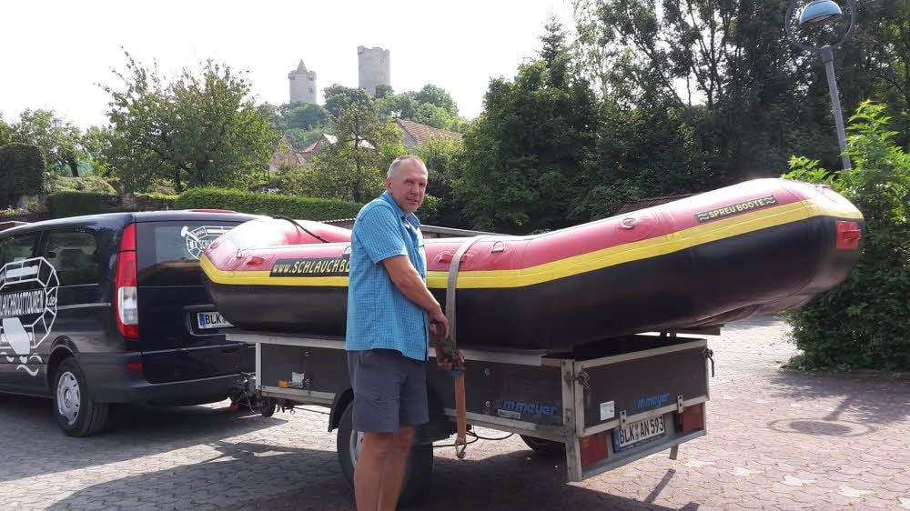 Der einstige Olympionike Manfred Berro ist heute in Bad Kösen zu Hause und bietet Schlauchboottouren an.