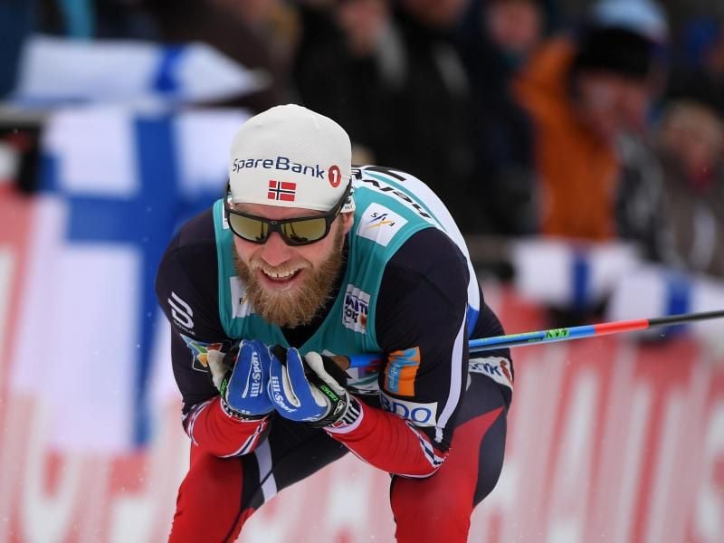Martin Johnsrud Sundby aus Norwegen gewinnt das Massenstartrennen in Oslo. Foto: Hendrik Schmidt
