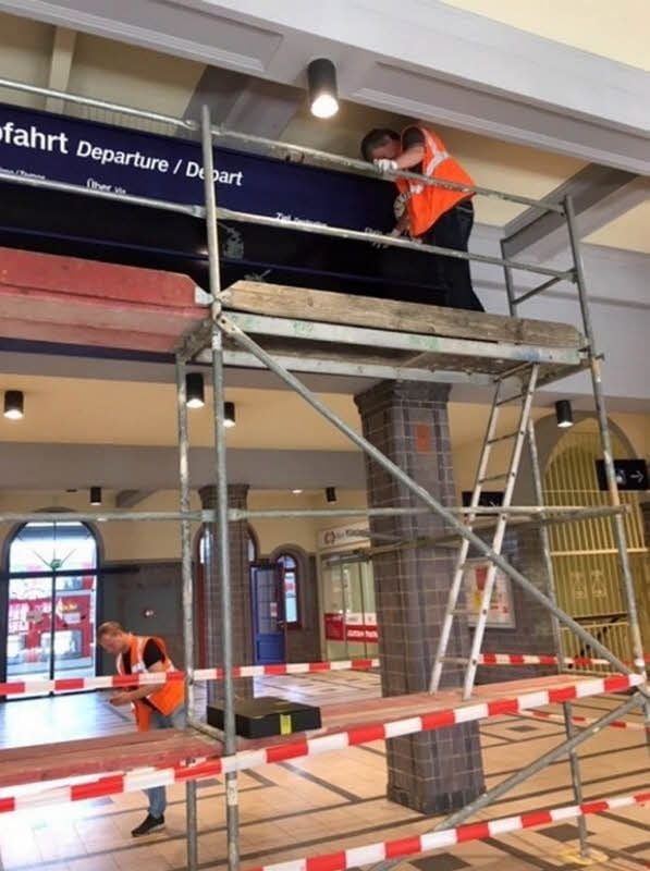 Mitarbeiter des Bereiches Kommunikationstechnik der Deutschen Bahn reparieren zum zweiten Mal den elektronischen Anzeiger in der Halle des Naumburger Hauptbahnhofs. Diesmal müssen sie glücklicherweise nur zwei Displays wechseln. Wenige Zeit später ist die Tafel wieder in Betrieb.
