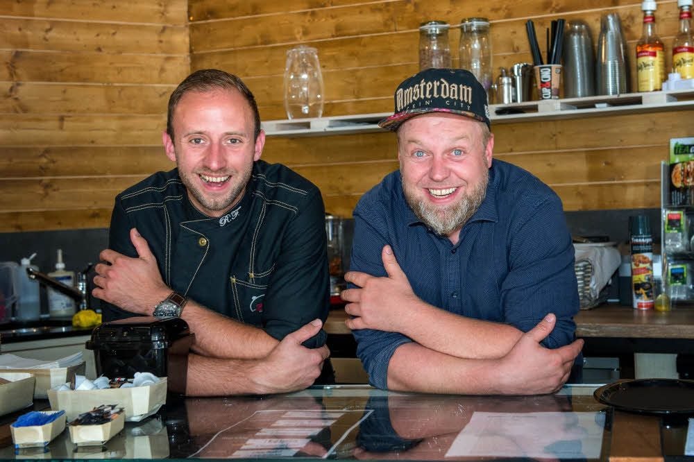 Rico Friebel (links) und Patrick Schmidt haben Anfang Juli ihren Food Store „Hand Werk“ am Steintor eröffnet.