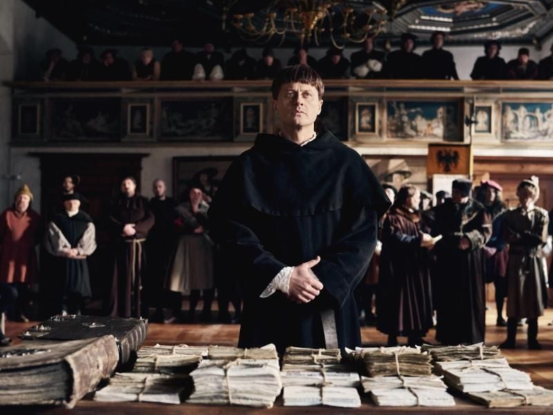Roman Knizka spielt Martin Luther. Foto: Julie Vrabelova