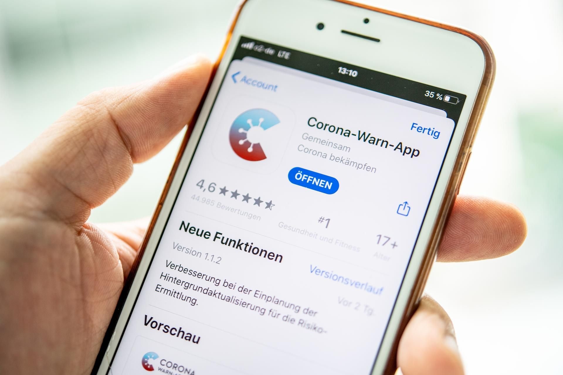 Durch ein Update sollen die technischen Probleme der Corona-Warn-App bei iOS und Android behoben sein (Symbolbild).