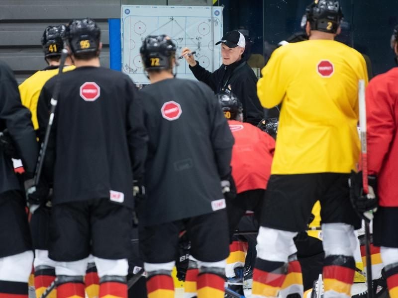 Trainer Toni Söderholm (hinten) bereitet das DEB-Team auf das Spiel gegen Kanada vor. Foto: Monika Skolimowska