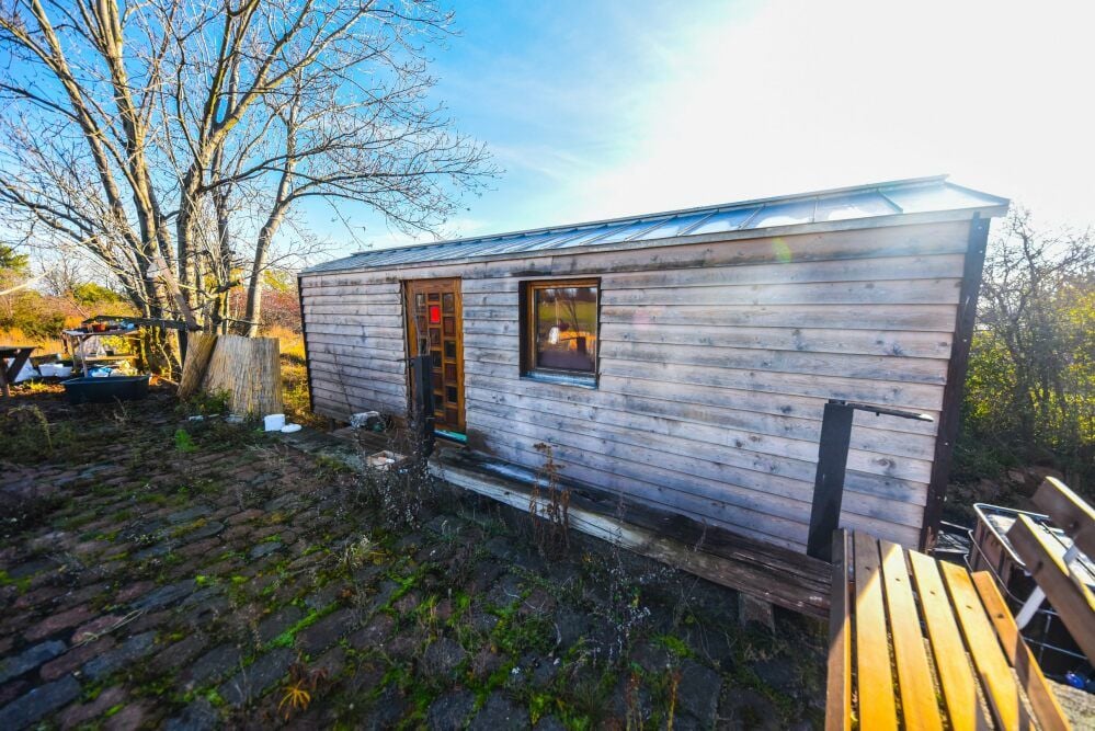 Ein Tiny-House steht bereits auf dem Areal.