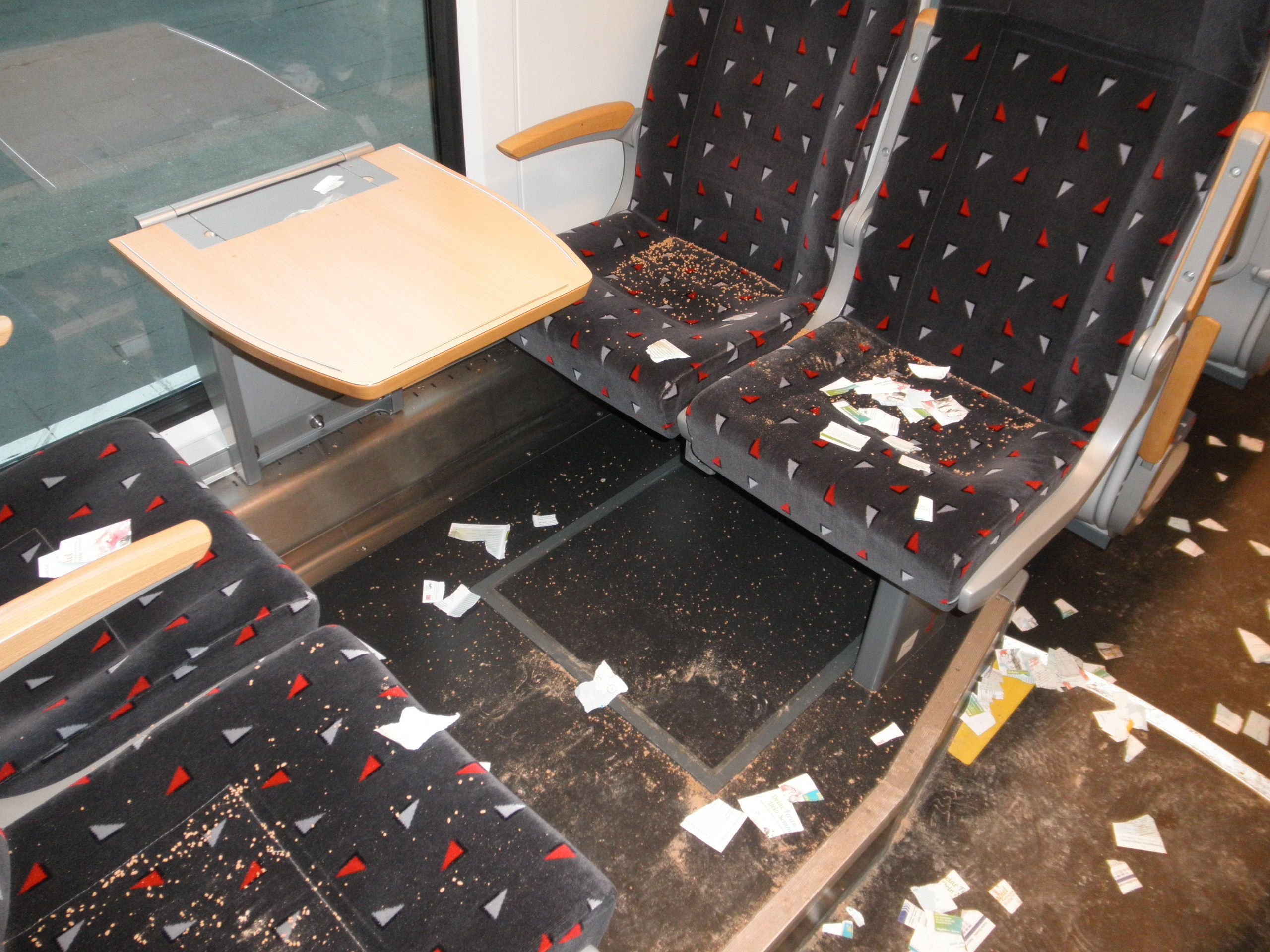 12 Männer haben auf der Bahnstrecke Erfurt-Halle in einem Abellig-Zug randaliert.
