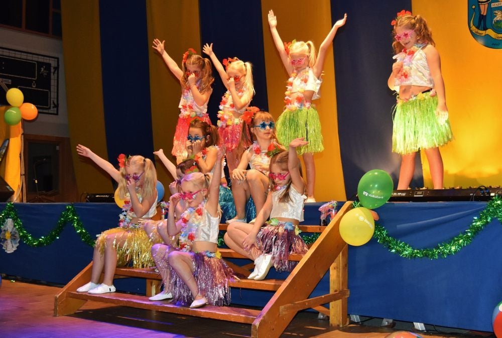 Der Sonne hinterher tanzen fröhlich-bunt die Kleinen vom Kinderballett.